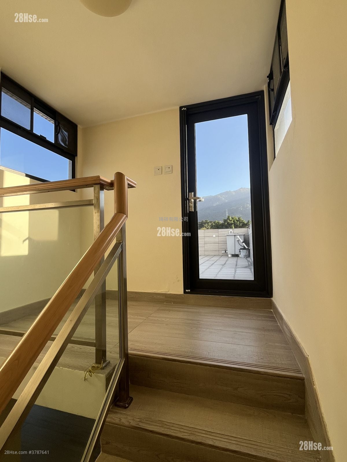 Village Sell 700 ft²