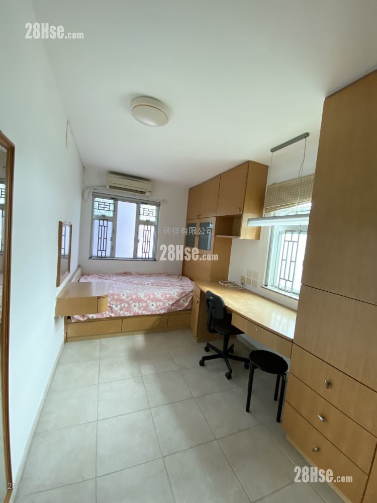 Village Sell 1,400 ft²