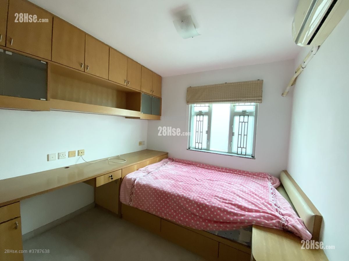 Village Sell 1,400 ft²