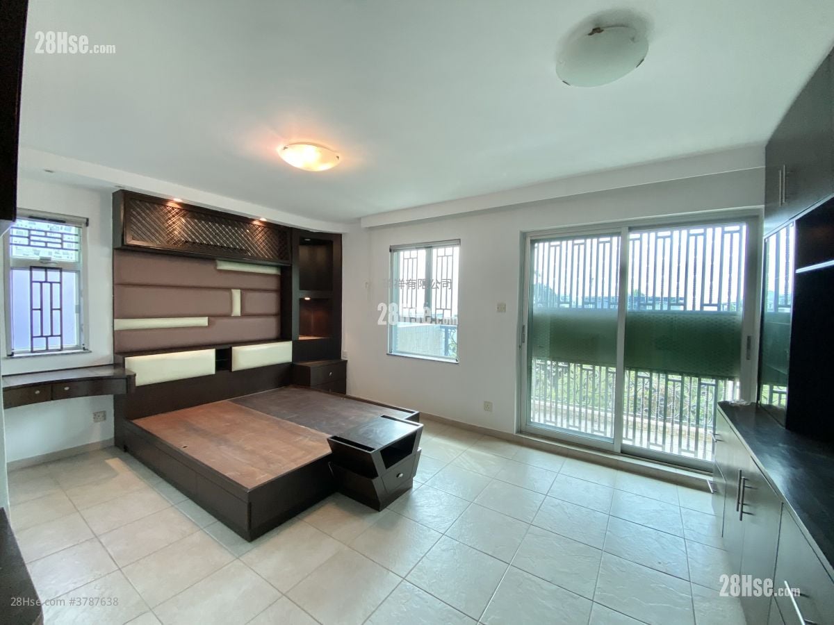 Village Sell 1,400 ft²