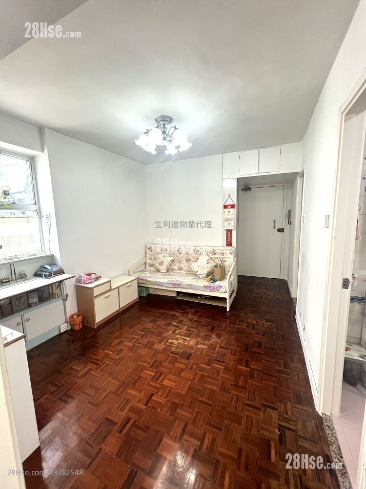 living room: Wyler Garden Sell 2 Bedrooms , 1 Bathroom 335 ft²