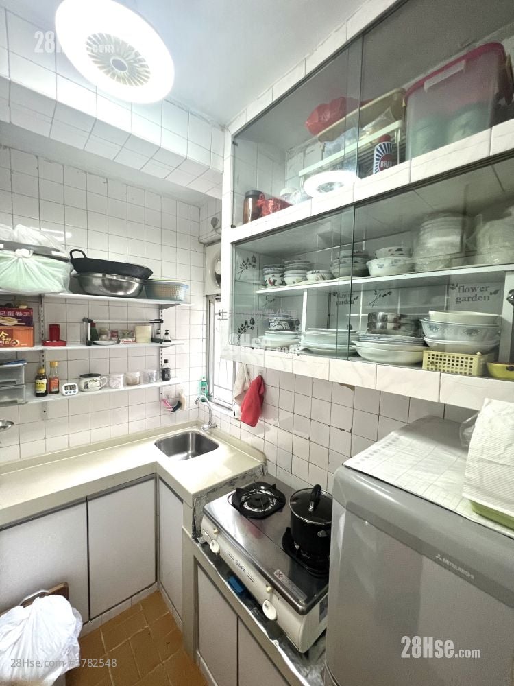 kitchen: Wyler Garden Sell 2 Bedrooms , 1 Bathroom 335 ft²