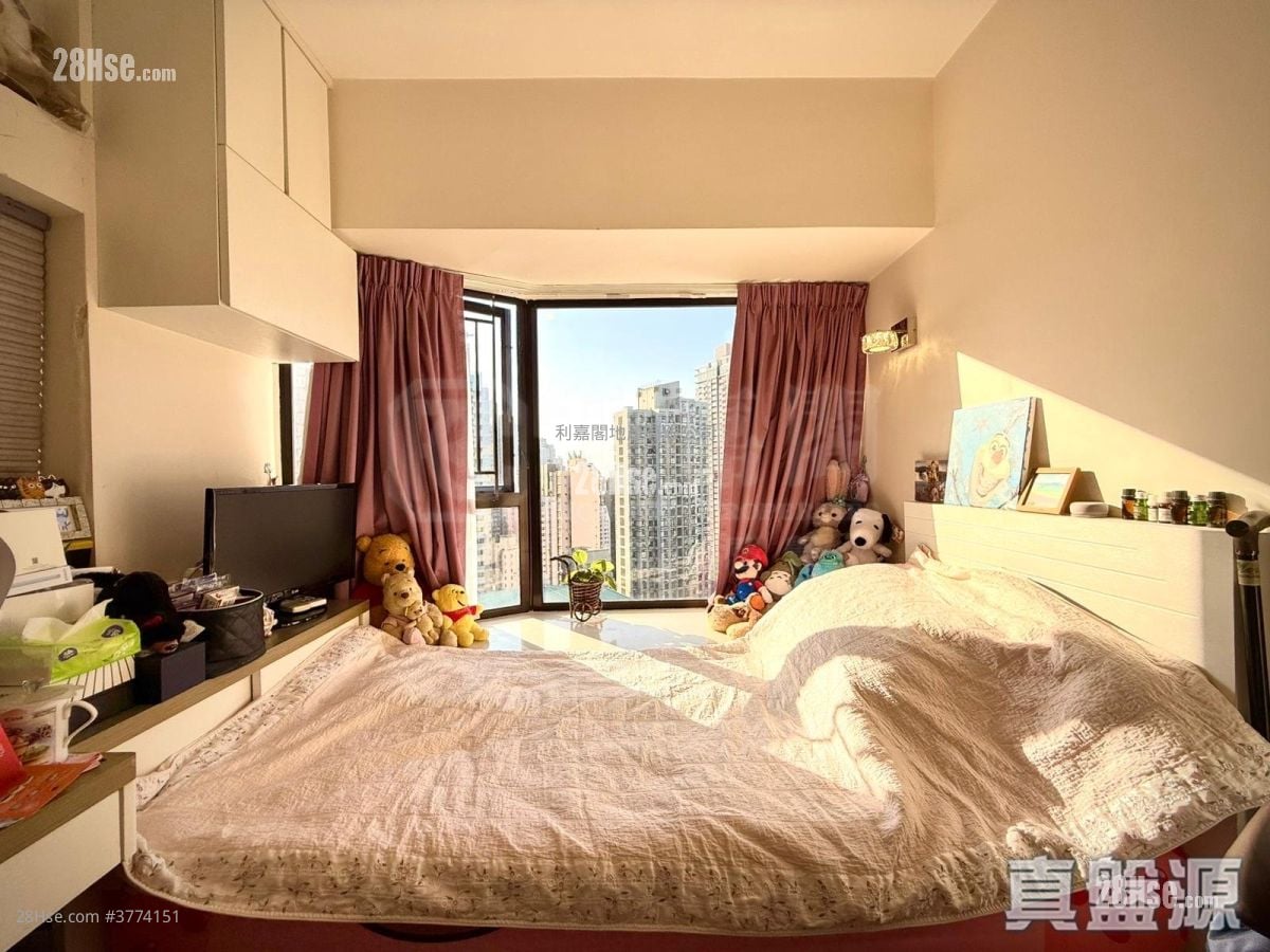 Euston Court Sell 3 Bedrooms , 2 Bathrooms 790 ft²