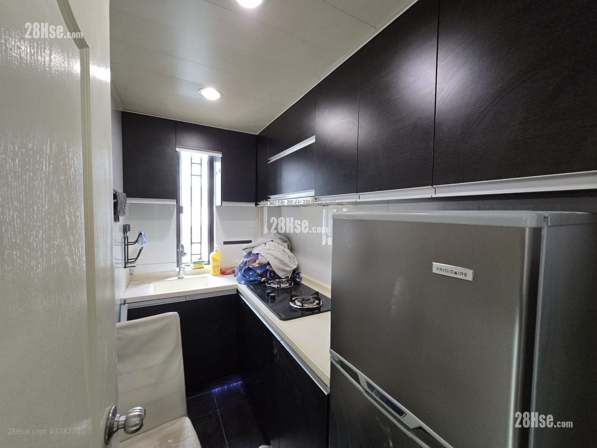 Luk Yeung Sun Chuen Sell 2 Bedrooms , 1 Bathroom 451 ft²