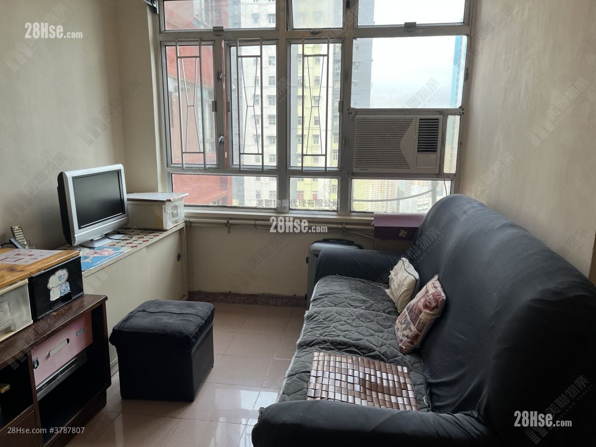 Hong Tin Court Sell 3 Bedrooms , 1 Bathroom 531 ft²