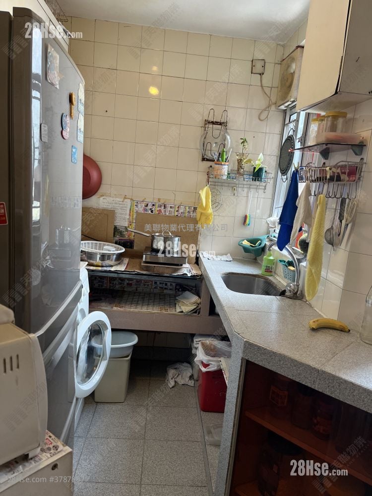 Hong Tin Court Sell 3 Bedrooms , 1 Bathroom 531 ft²