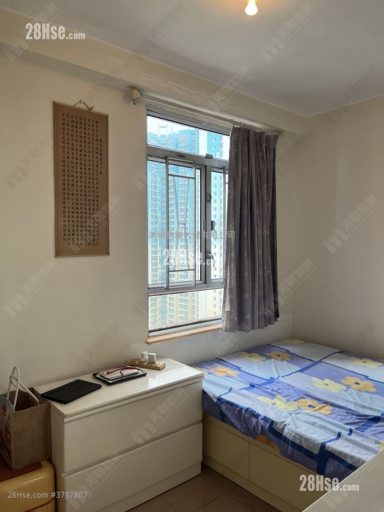 Hong Tin Court Sell 3 Bedrooms , 1 Bathroom 531 ft²