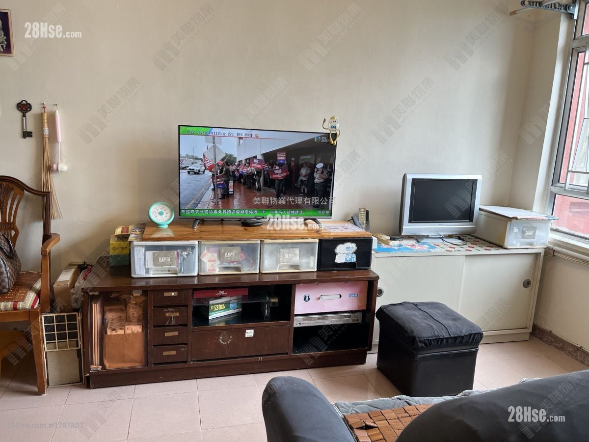 Hong Tin Court Sell 3 Bedrooms , 1 Bathroom 531 ft²