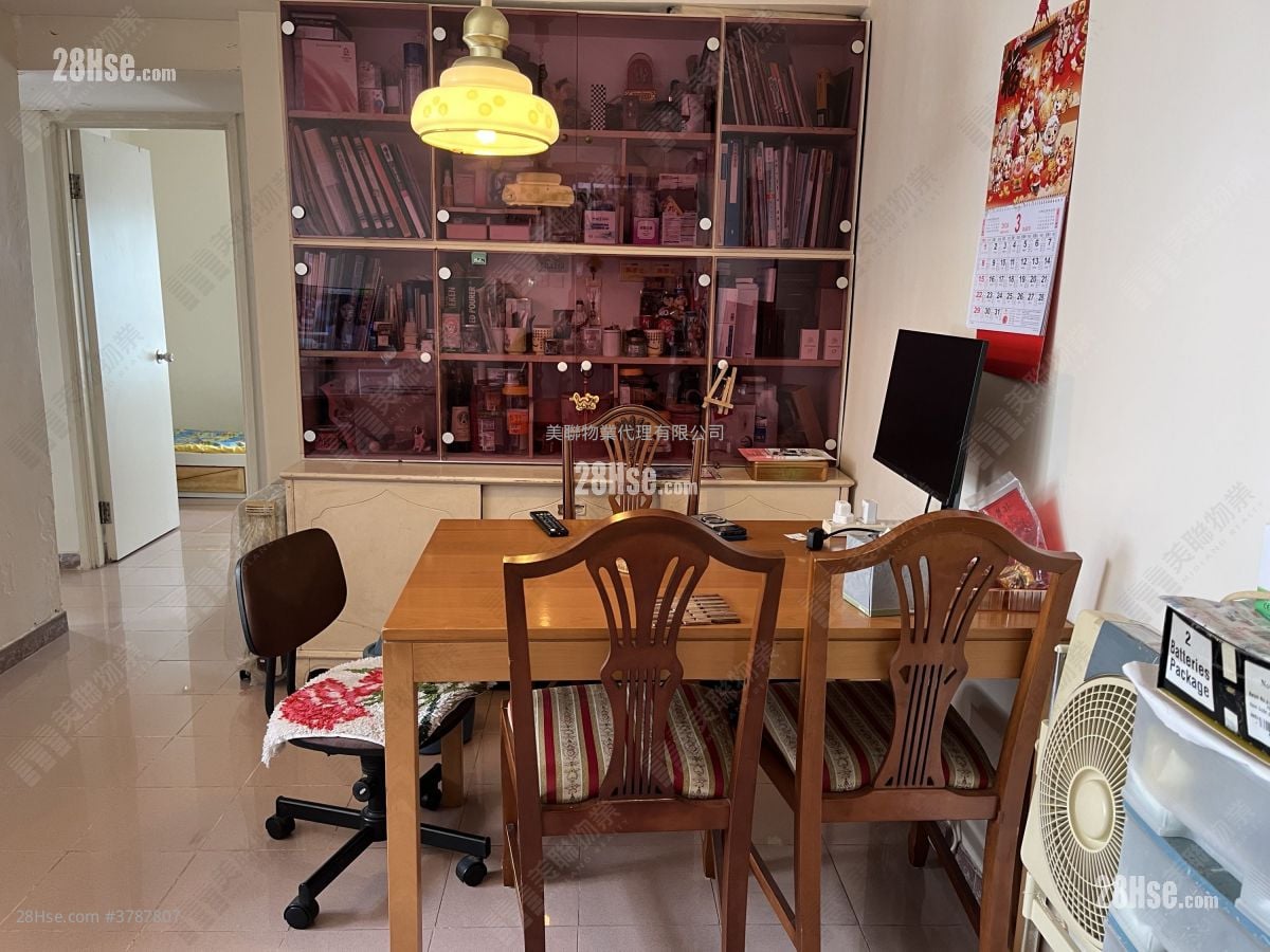 Hong Tin Court Sell 3 Bedrooms , 1 Bathroom 531 ft²