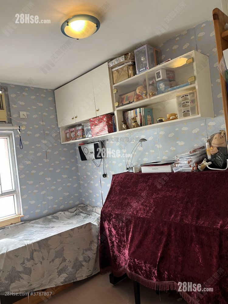 Hong Tin Court Sell 3 Bedrooms , 1 Bathroom 531 ft²