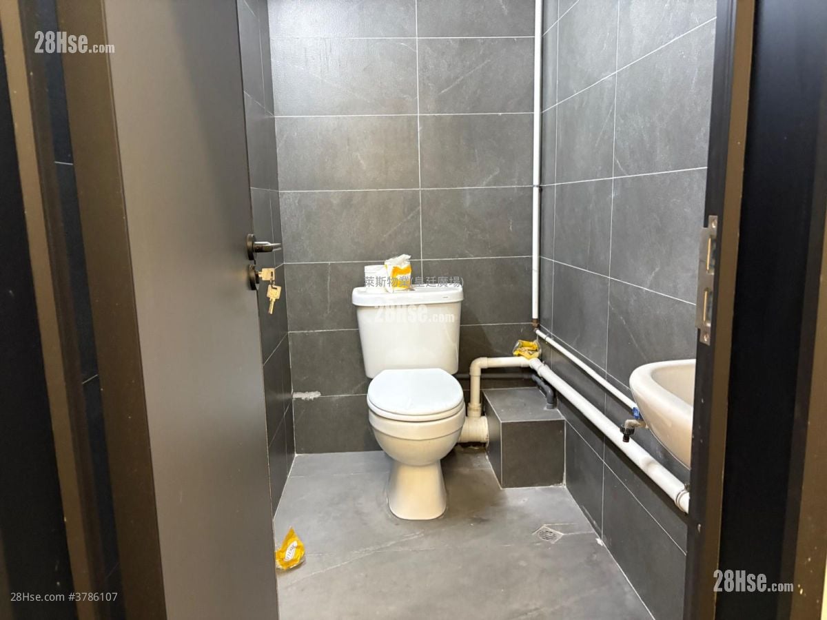 Ew International Tower Rental Studio 140 ft²