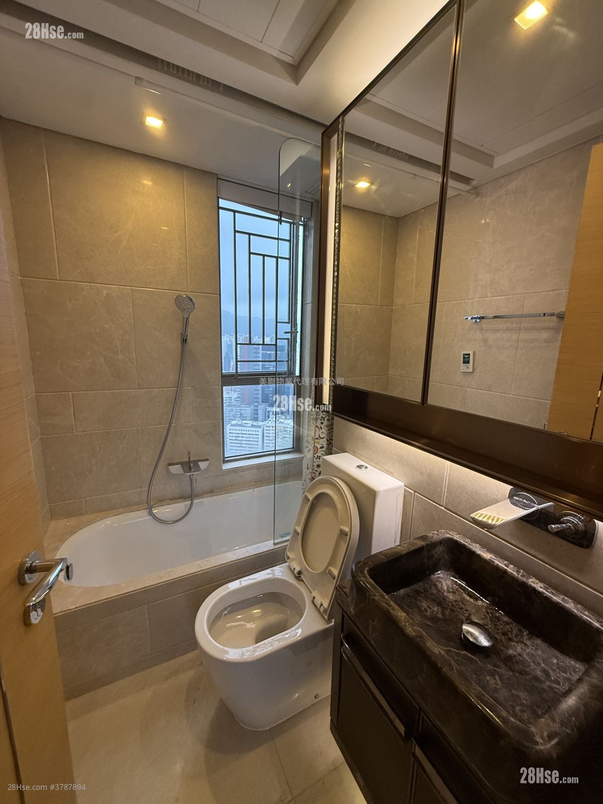 Upper West Rental 3 Bedrooms , 2 Bathrooms 609 ft²