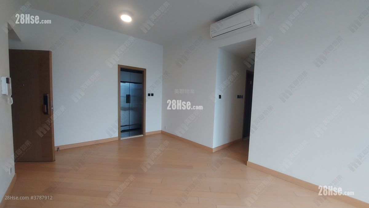 living room: Grand Yoho Sell 4 Bedrooms , 2 Bathrooms 907 ft²