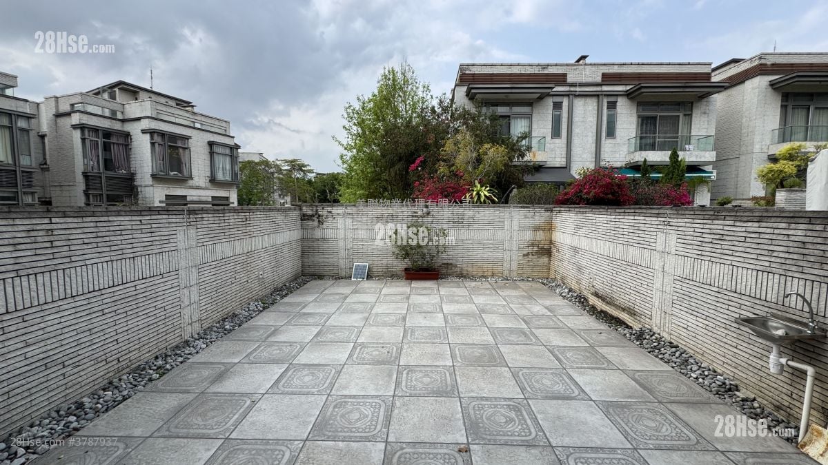 The Green Sell 3 Bedrooms , 5+ Bathrooms 1,315 ft²