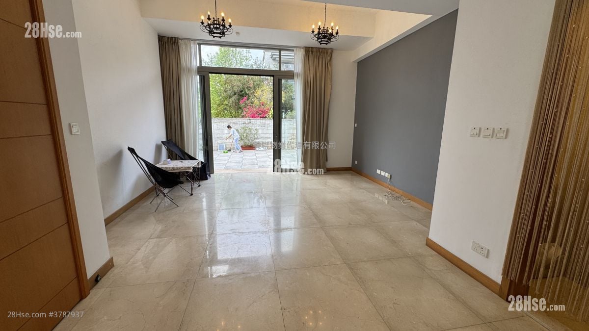 The Green Sell 3 Bedrooms , 5+ Bathrooms 1,315 ft²