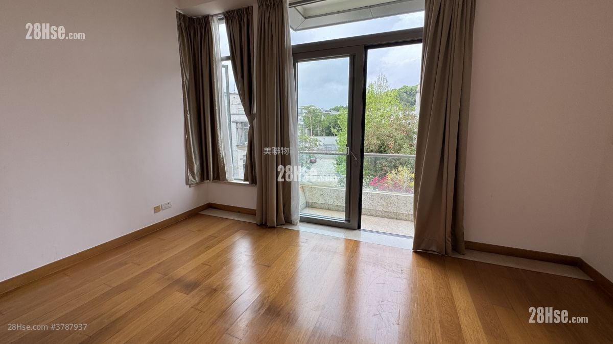 The Green Sell 3 Bedrooms , 5+ Bathrooms 1,315 ft²