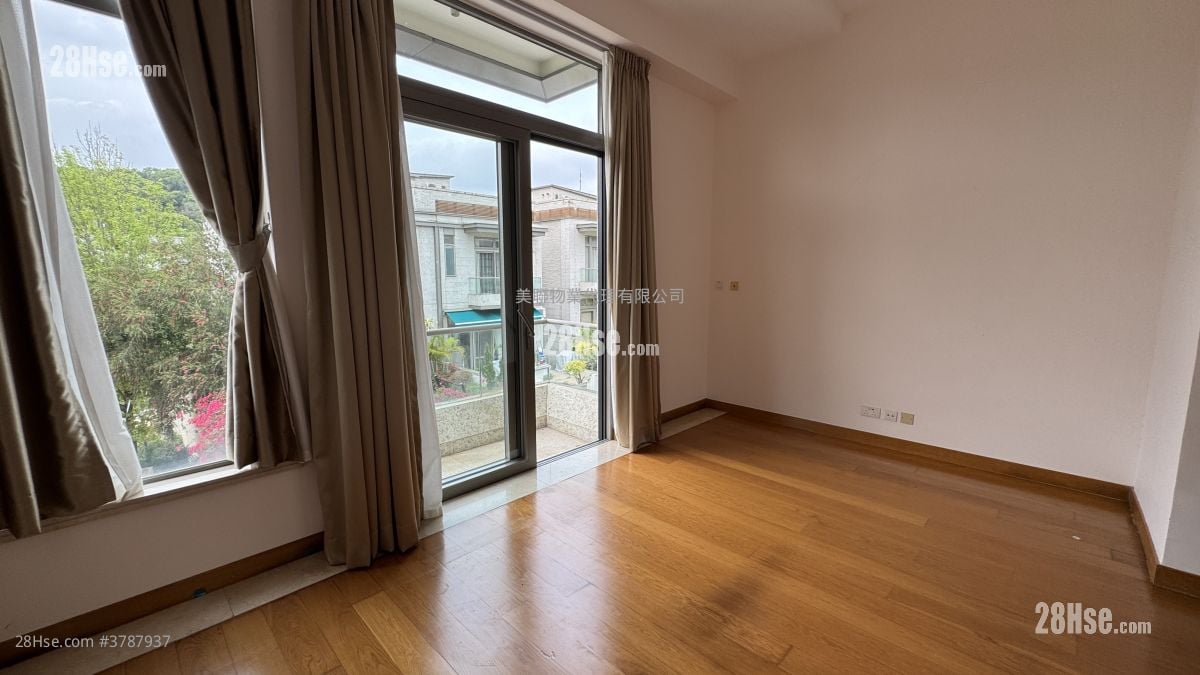 The Green Sell 3 Bedrooms , 5+ Bathrooms 1,315 ft²