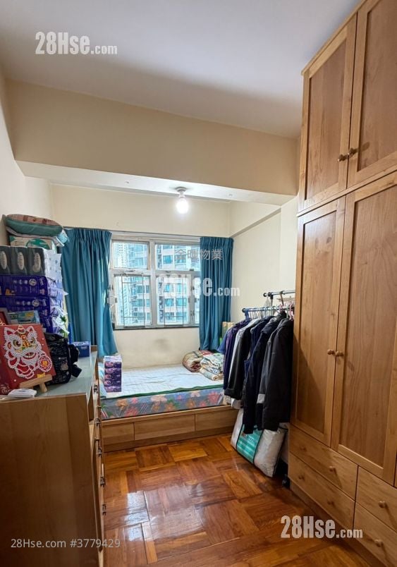 Sze Yap Building Sell 3 Bedrooms , 1 Bathroom 661 ft²