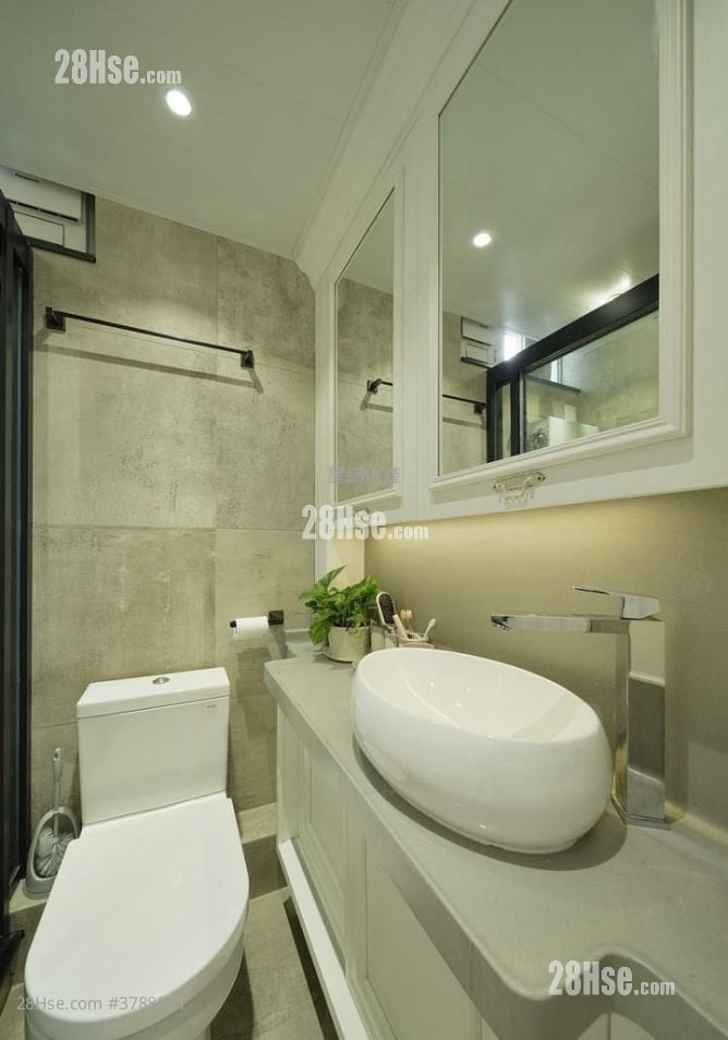 Chung Nga Court Sell 4 Bedrooms , 1 Bathroom 598 ft²