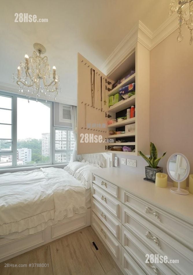 Chung Nga Court Sell 4 Bedrooms , 1 Bathroom 598 ft²