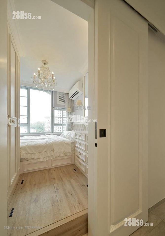 Chung Nga Court Sell 4 Bedrooms , 1 Bathroom 598 ft²