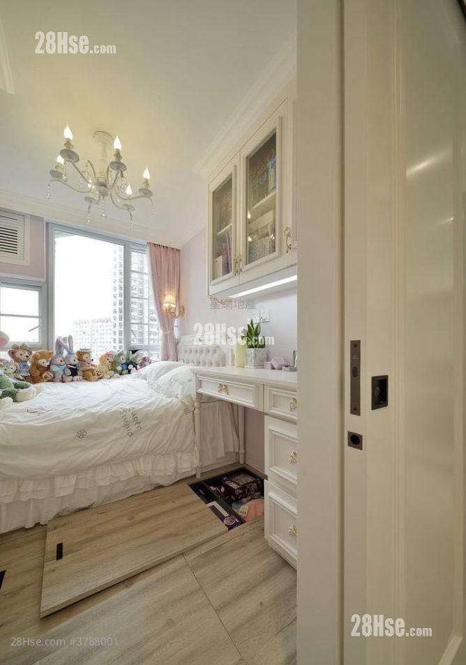 Chung Nga Court Sell 4 Bedrooms , 1 Bathroom 598 ft²