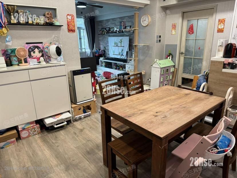 Diamond Building Sell 4 Bedrooms , 2 Bathrooms 863 ft²