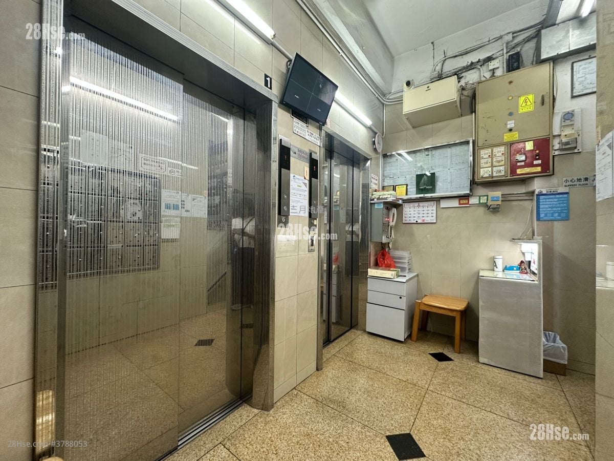 Diamond Building Sell 4 Bedrooms , 2 Bathrooms 863 ft²