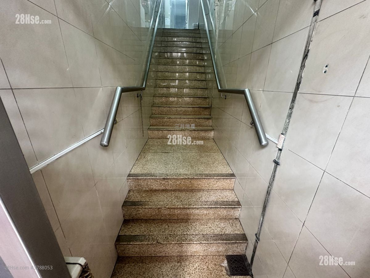 Diamond Building Sell 4 Bedrooms , 2 Bathrooms 863 ft²