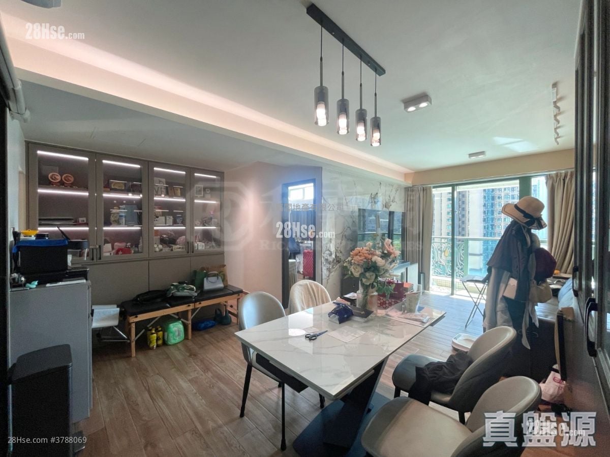 Residence Oasis Sell 2 Bedrooms , 2 Bathrooms 745 ft²