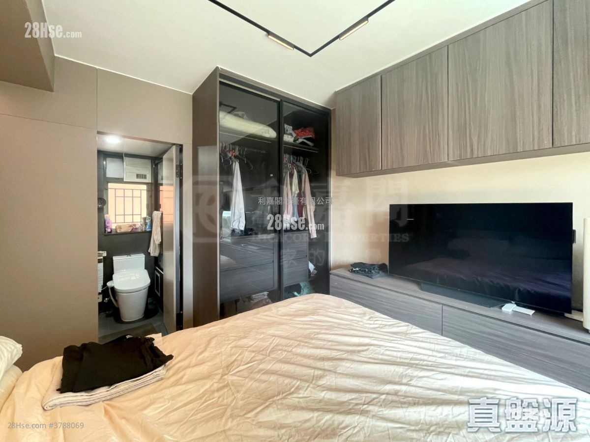 Residence Oasis Sell 2 Bedrooms , 2 Bathrooms 745 ft²