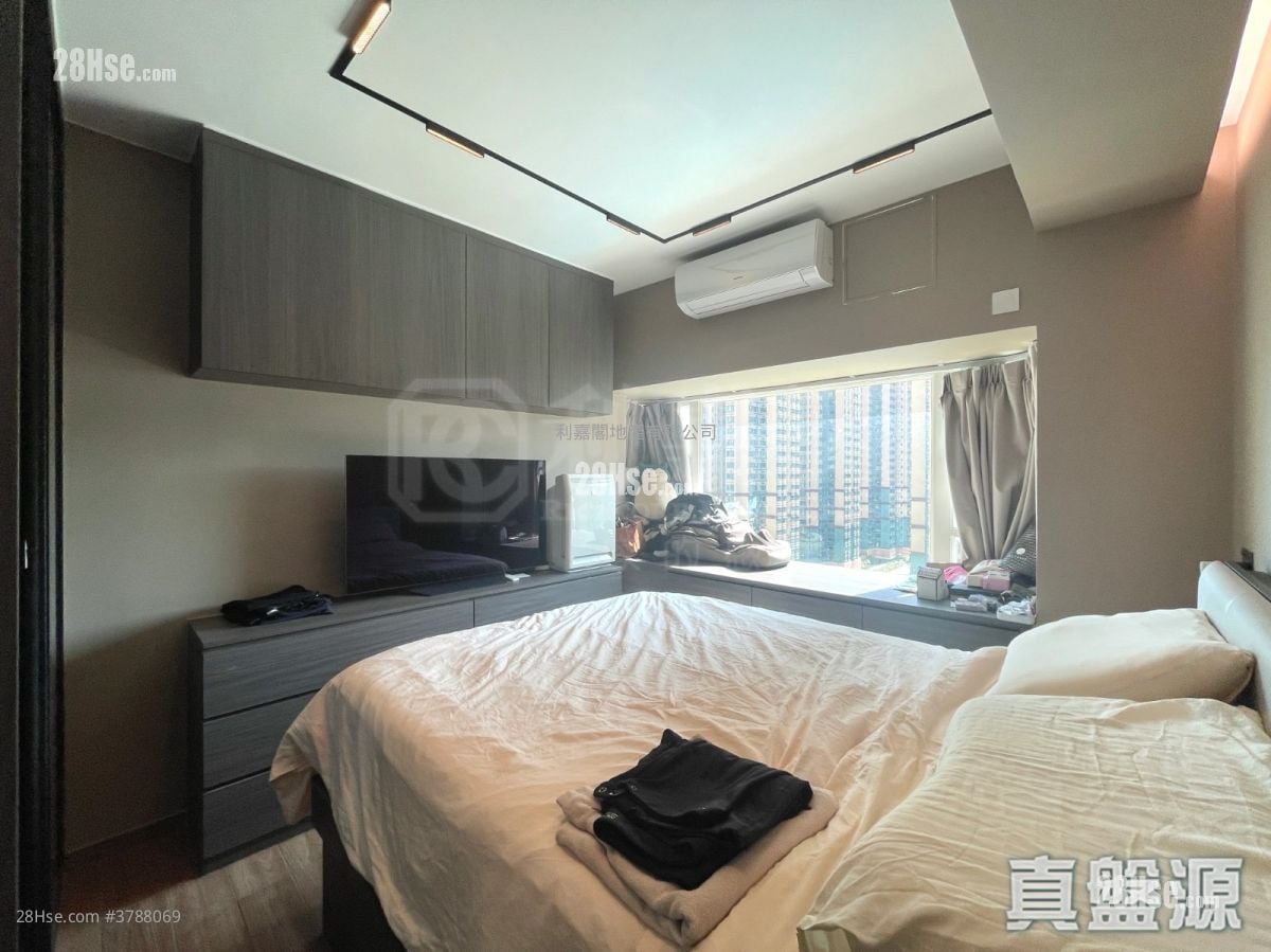 Residence Oasis Sell 2 Bedrooms , 2 Bathrooms 745 ft²