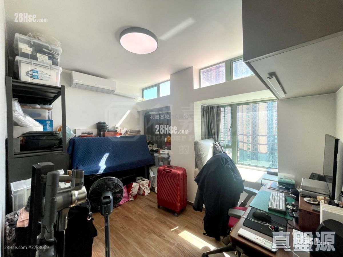 Residence Oasis Sell 2 Bedrooms , 2 Bathrooms 745 ft²