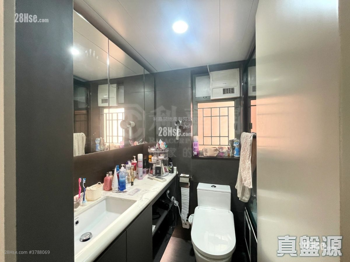 Residence Oasis Sell 2 Bedrooms , 2 Bathrooms 745 ft²