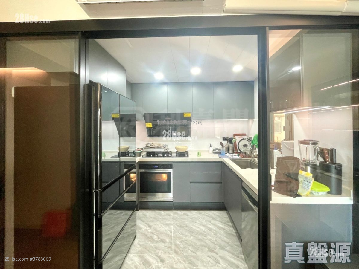 Residence Oasis Sell 2 Bedrooms , 2 Bathrooms 745 ft²