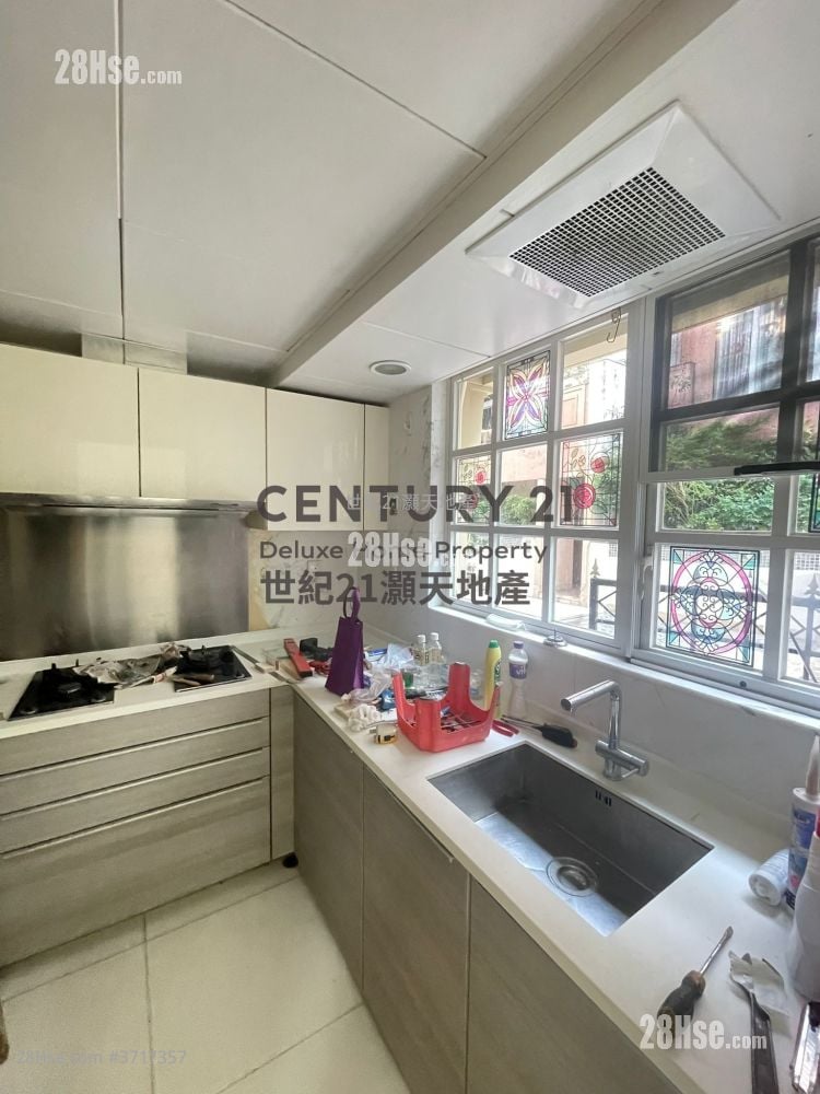 The Beverly Hills Rental 4 Bedrooms , 3 Bathrooms 1,606 ft²