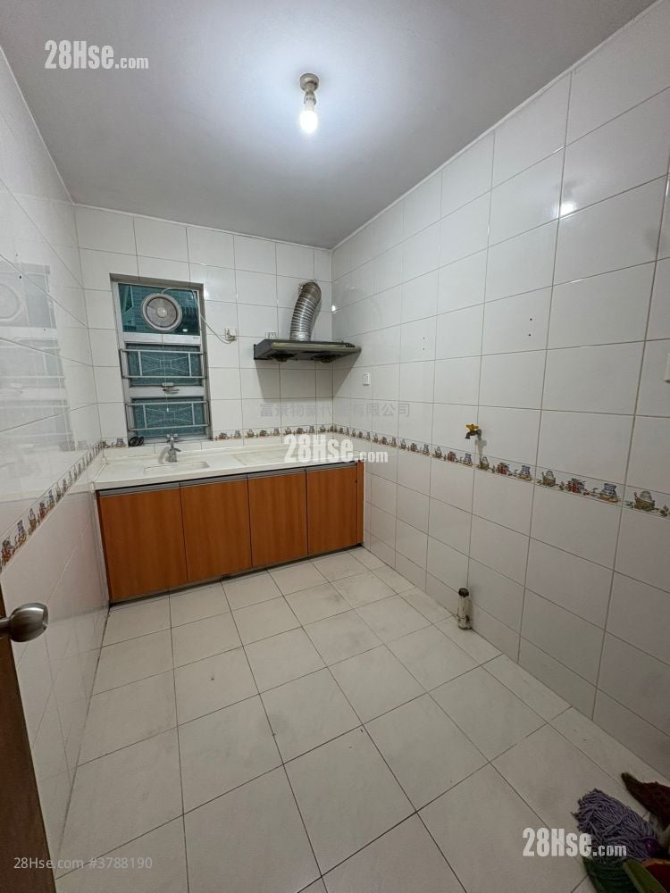 Tuen Mun San Tsuen Rental 3 Bedrooms , 1 Bathroom 653 ft²