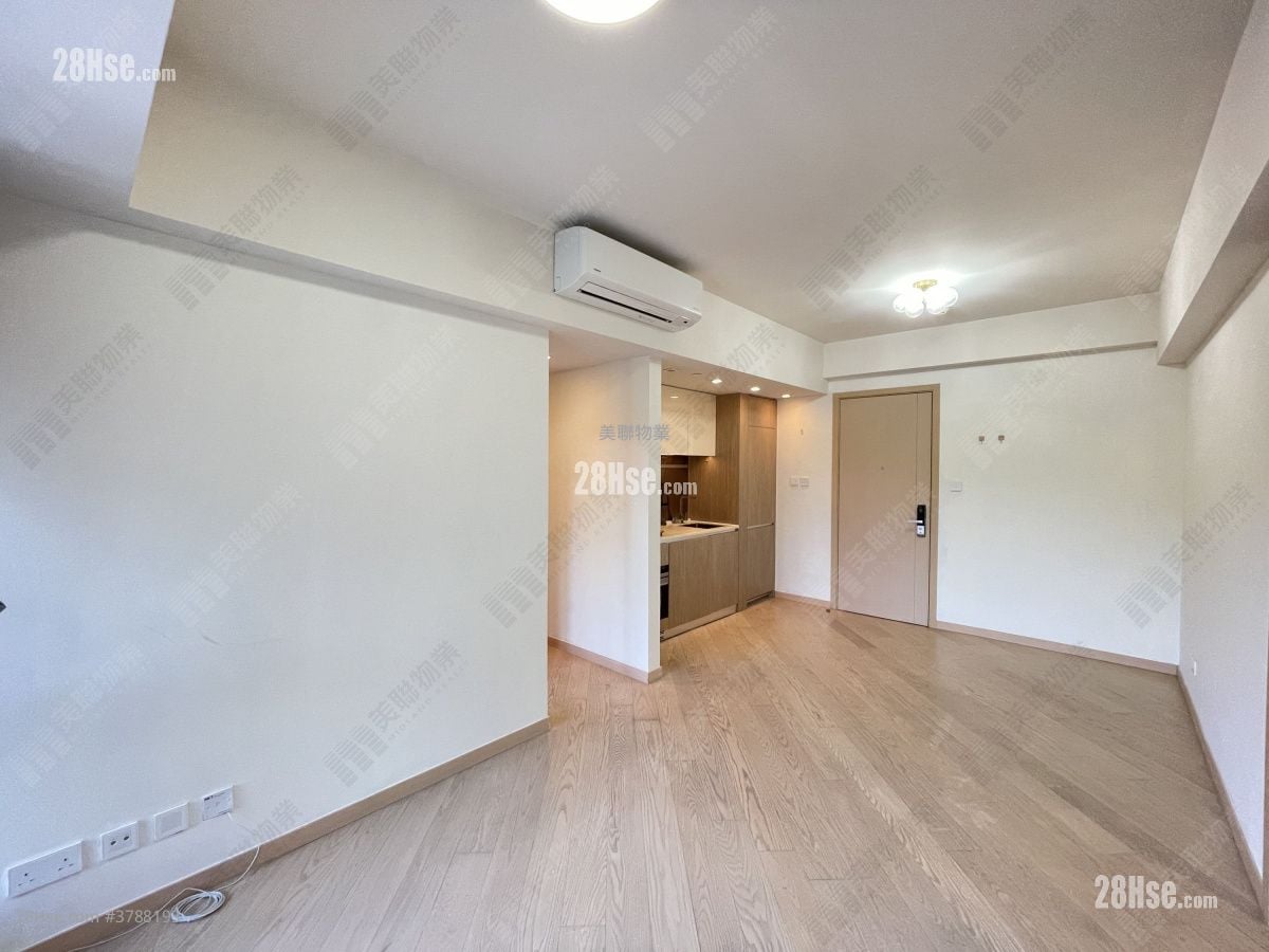 living room: The Regent Sell 3 Bedrooms 584 ft²