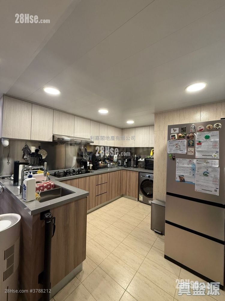 Phoenix Court Sell 3 Bedrooms , 2 Bathrooms 976 ft²