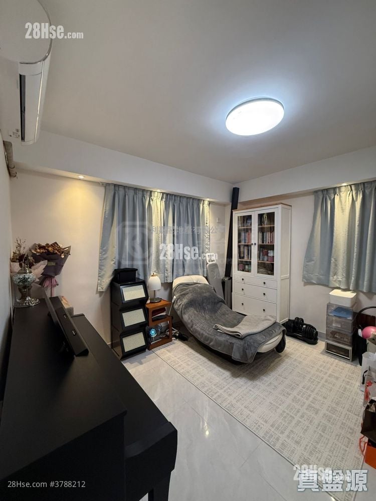 Phoenix Court Sell 3 Bedrooms , 2 Bathrooms 976 ft²