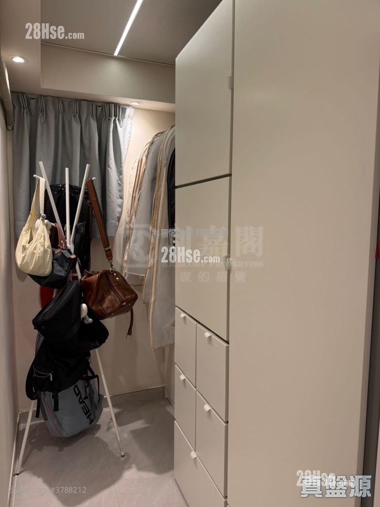 Phoenix Court Sell 3 Bedrooms , 2 Bathrooms 976 ft²