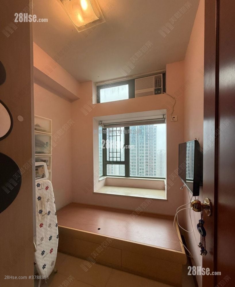 Residence Oasis Sell 3 Bedrooms 653 ft²