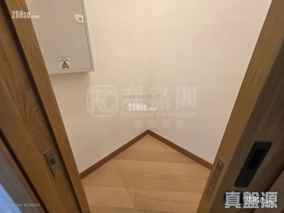 128 Waterloo Sell 2 Bedrooms 527 ft²