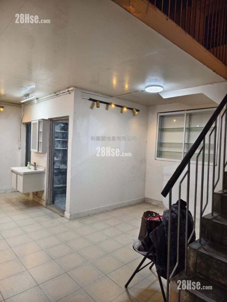 Lo Wai Tsuen Wan Sell 3 Bedrooms , 2 Bathrooms 1,200 ft²