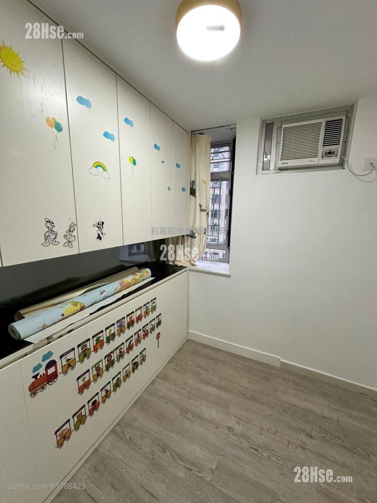 Lung Poon Court Sell 2 Bedrooms 426 ft²