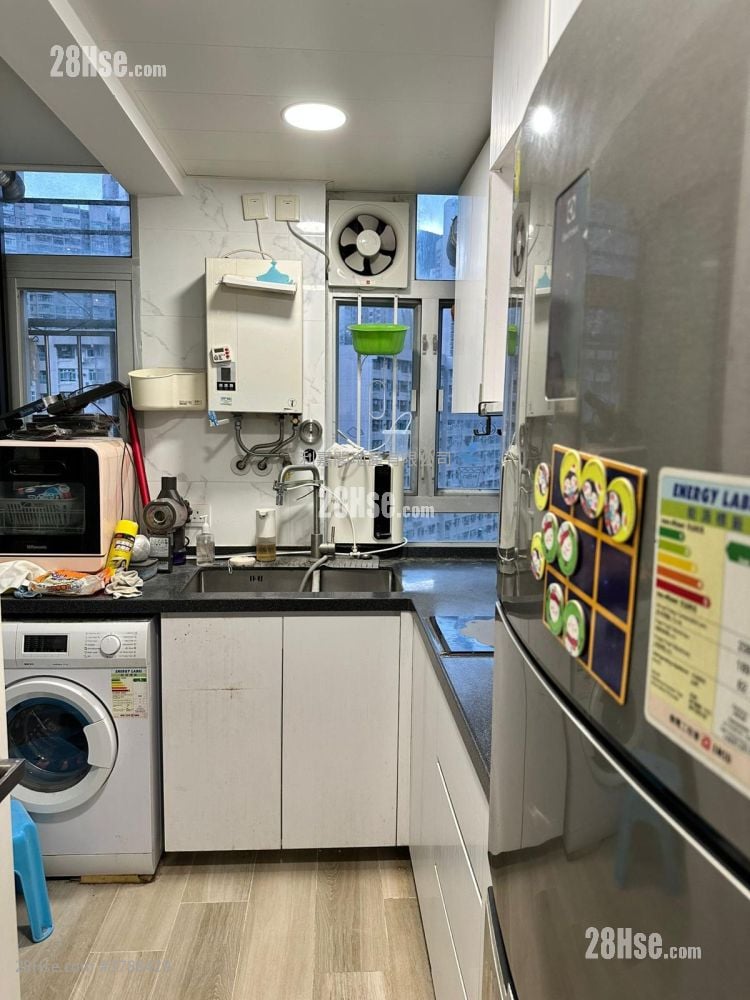 Lung Poon Court Sell 2 Bedrooms 426 ft²