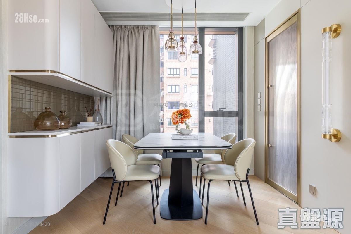 128 Waterloo Sell 2 Bedrooms 579 ft²