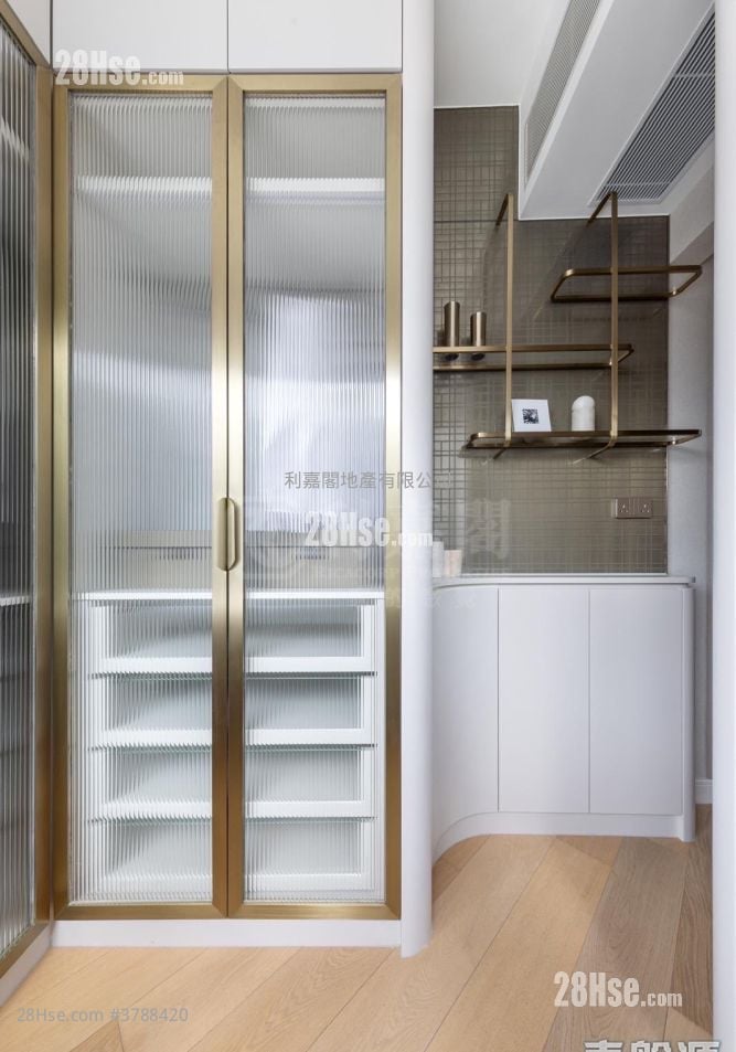 128 Waterloo Sell 2 Bedrooms 579 ft²