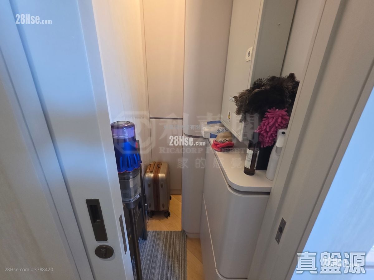 128 Waterloo Sell 2 Bedrooms 579 ft²