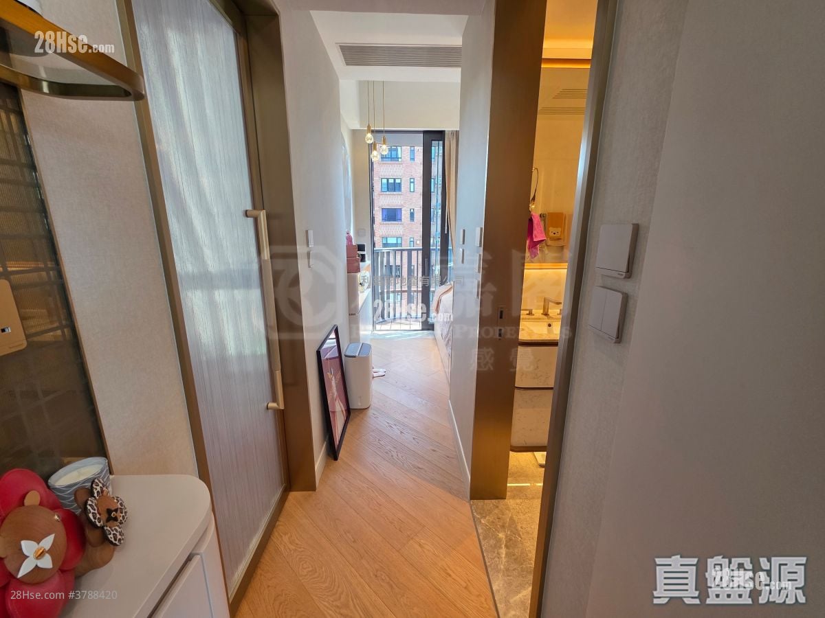 128 Waterloo Sell 2 Bedrooms 579 ft²